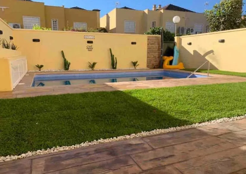 Casa De Lujo Con Piscina A 5 Minutos Andando Del Recinto Ferial contacts
